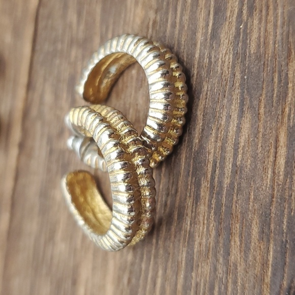 E929 hoop‎ earrings gold tone